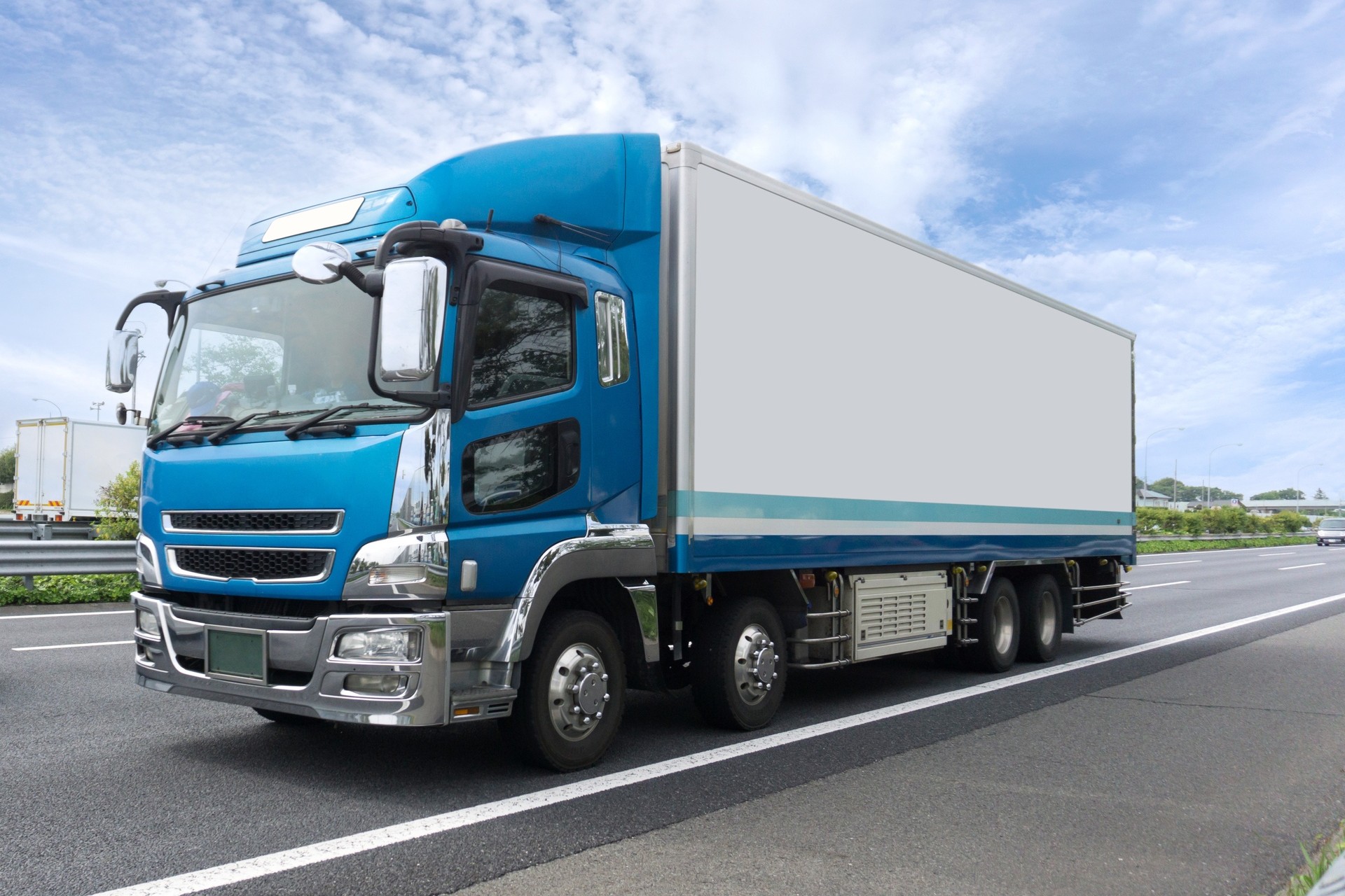 多様な車両と全国ネットワークで実現する柔軟な対応力でお届けします